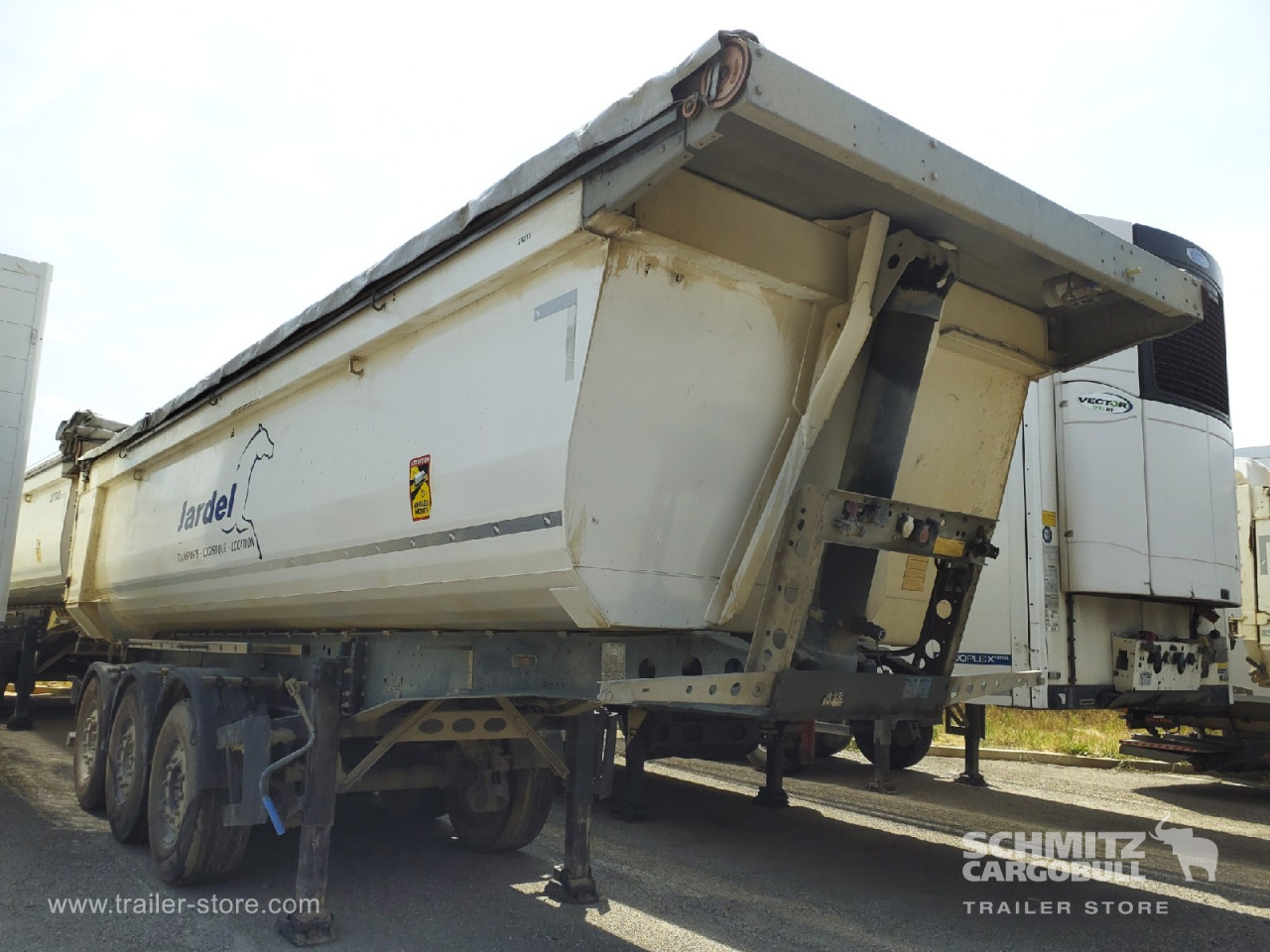 Schmitz Cargobull Semitrailer Tipper Steel half pipe body 24m³ 