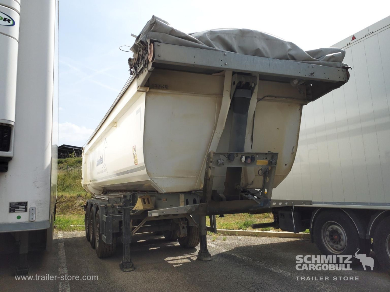 Schmitz Cargobull Semitrailer Tipper Steel half pipe body 26m³ 