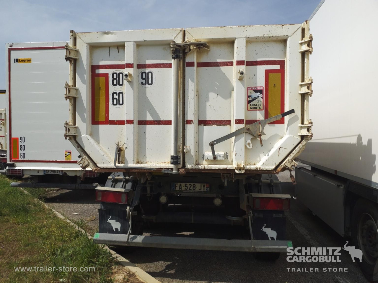 Schmitz Cargobull Semitrailer Tipper Steel half pipe body 26m³ 