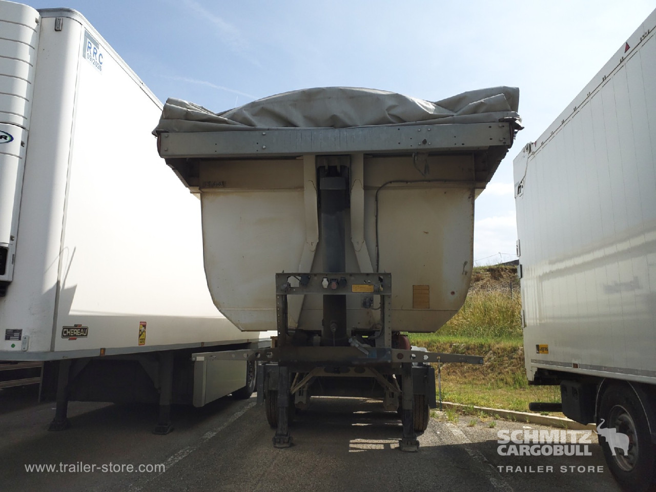 Schmitz Cargobull Semitrailer Tipper Steel half pipe body 26m³ 