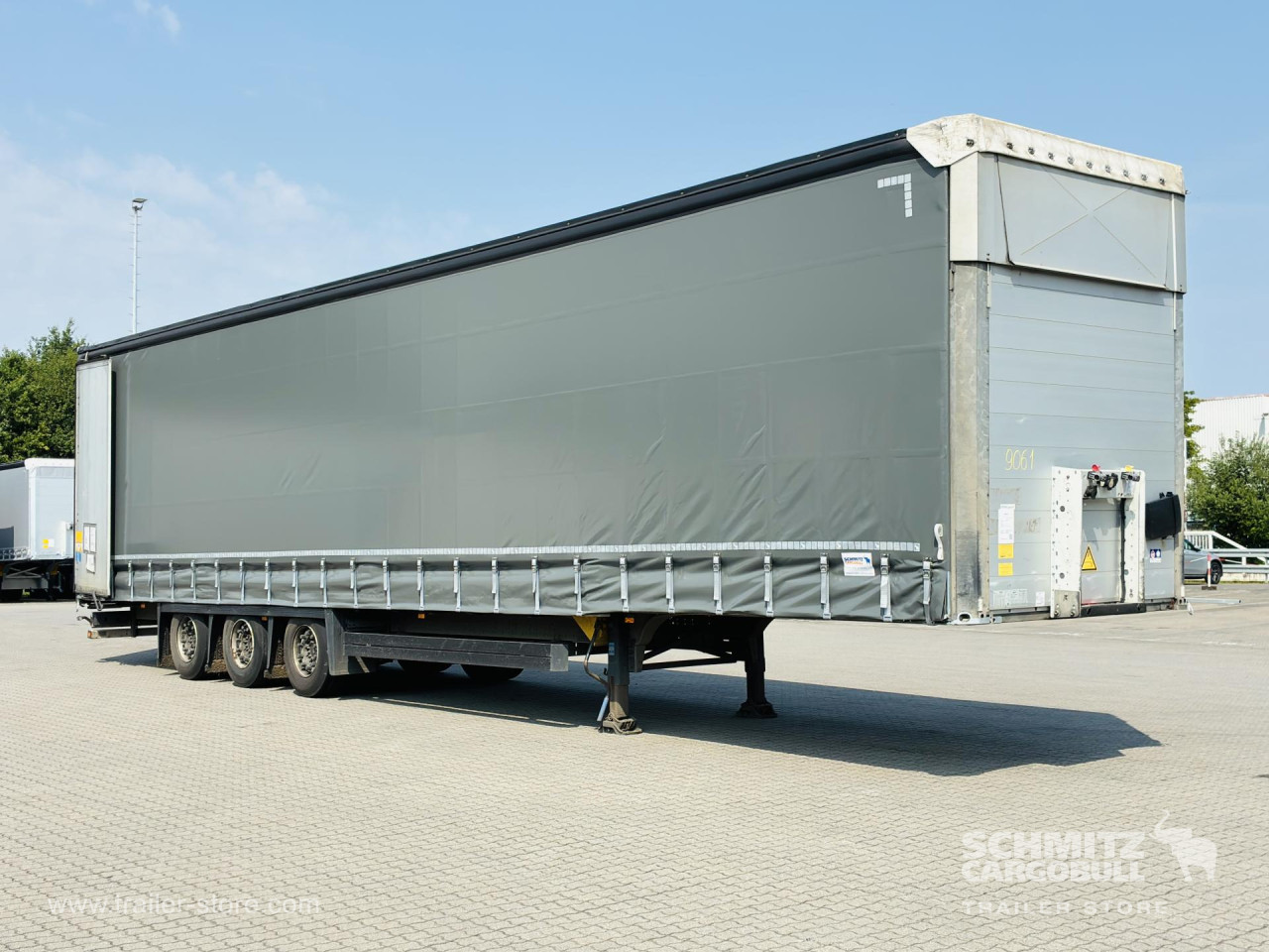 Schmitz Cargobull Curtainsider Mega Getränke 