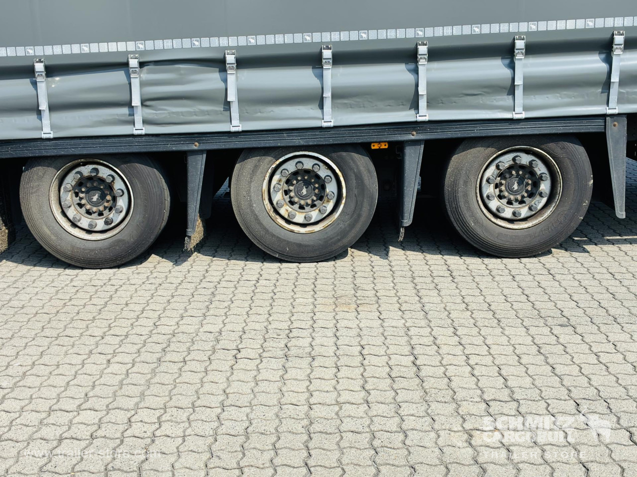 Schmitz Cargobull Curtainsider Mega Getränke 
