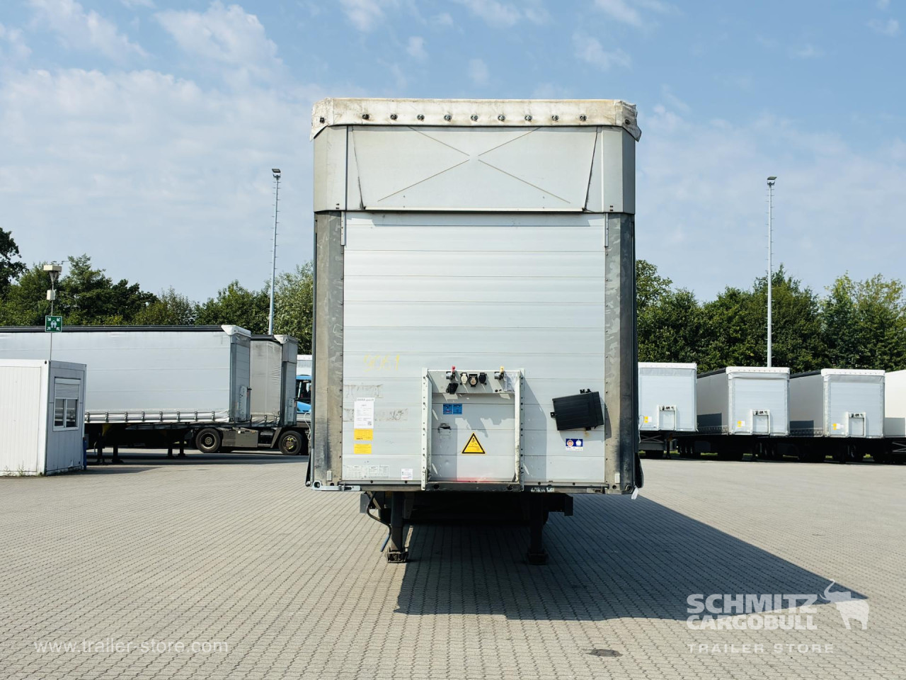 Schmitz Cargobull Curtainsider Mega Getränke 