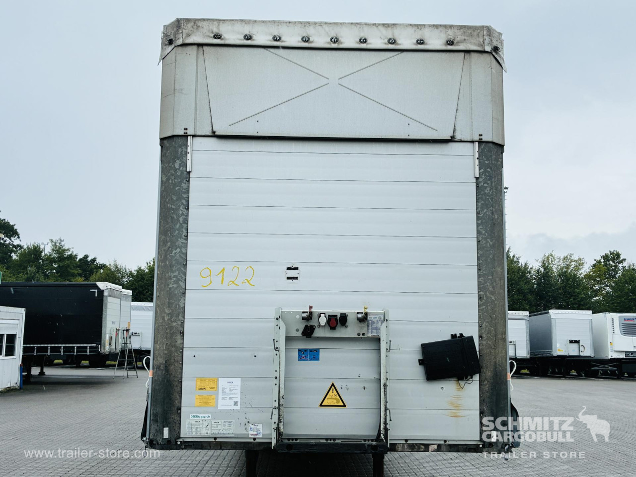Schmitz Cargobull Curtainsider Mega Getränke 