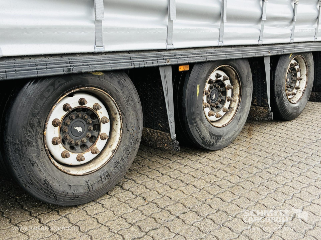 Schmitz Cargobull Curtainsider Mega Getränke 