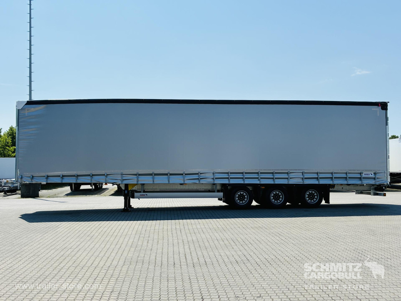 Schmitz Cargobull Curtainsider Mega Getränke 