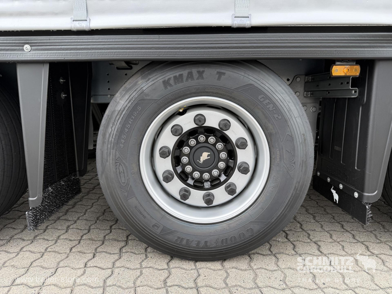 Schmitz Cargobull Curtainsider Mega Getränke 