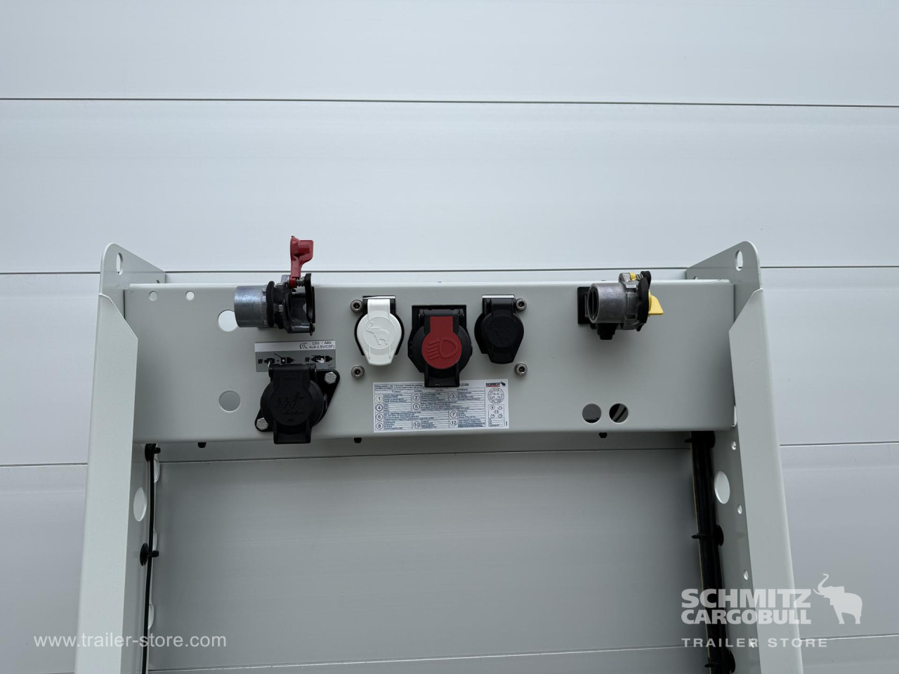 Schmitz Cargobull Curtainsider Mega Getränke 