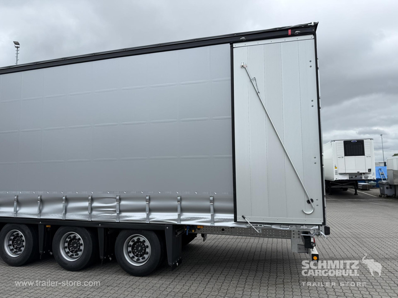 Schmitz Cargobull Curtainsider Mega Getränke 
